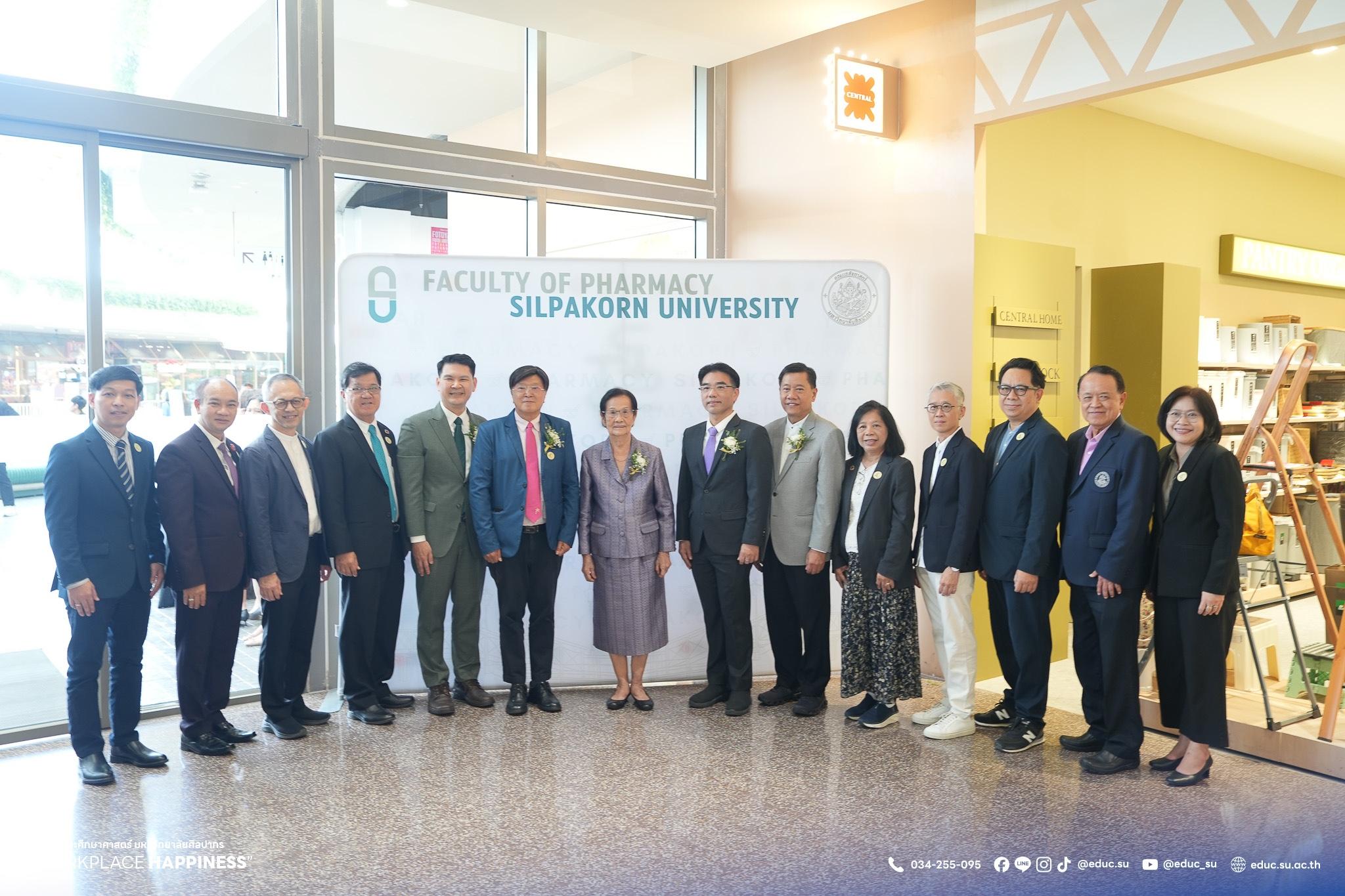 คณบดีคณะศึกษาศาสตร์ร่วมแสดงความยินดี และร่วมพิธีเปิดงานเฉลิมฉลองครบรอบ 40 ปี คณะเภสัชศาสตร์ มหาวิทยาลัยศิลปากร